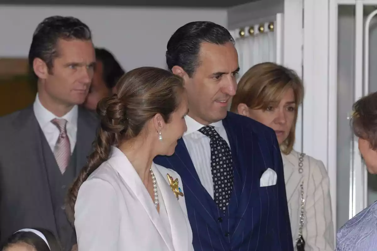 Foto de Jaime de Marichalar junto a la infanta Elena, la infanta Cristina y Iñaki Urdangarin durante un evento familiar Foto de Jaime de Marichalar junto a la infanta Elena, la infanta Cristina y Iñaki Urdangarin durante un evento familiar