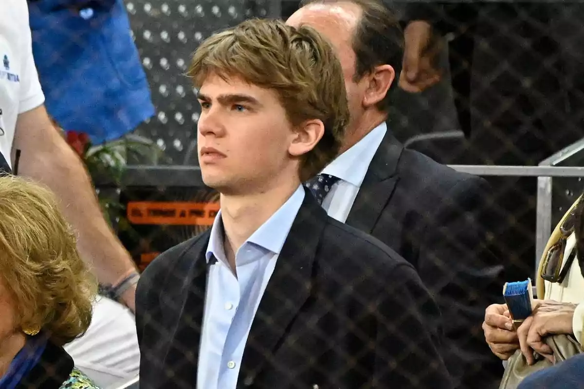 Foto lateral de Miguel Urdangarin mirando de frente en plano medio corto utilizando un traje y con cara seria Foto lateral de Miguel Urdangarin mirando de frente en plano medio corto utilizando un traje y con cara seria
