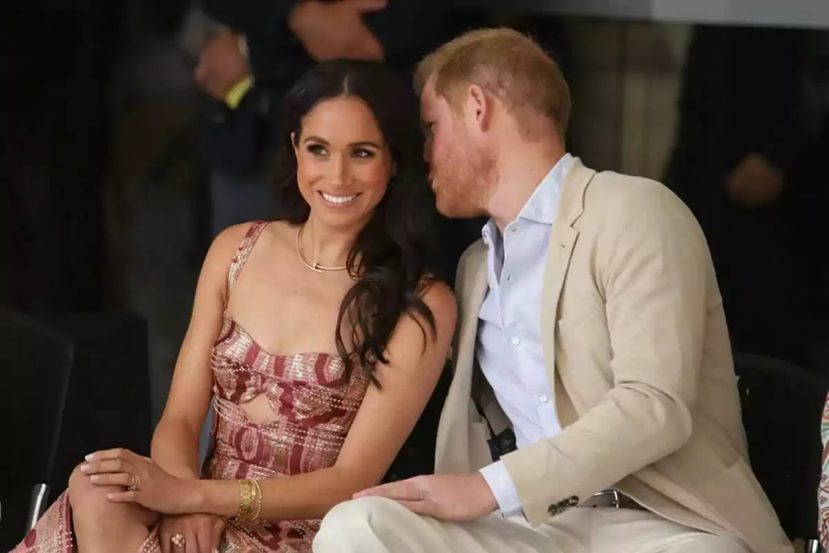 Foto del príncep Harry parlant a l'orella a Meghan Markle durant la presentació del grup de teatre Dansa Pies del Sol. Foto del príncep Harry parlant a l'orella a Meghan Markle durant la presentació del grup de teatre Dansa Pies del Sol.