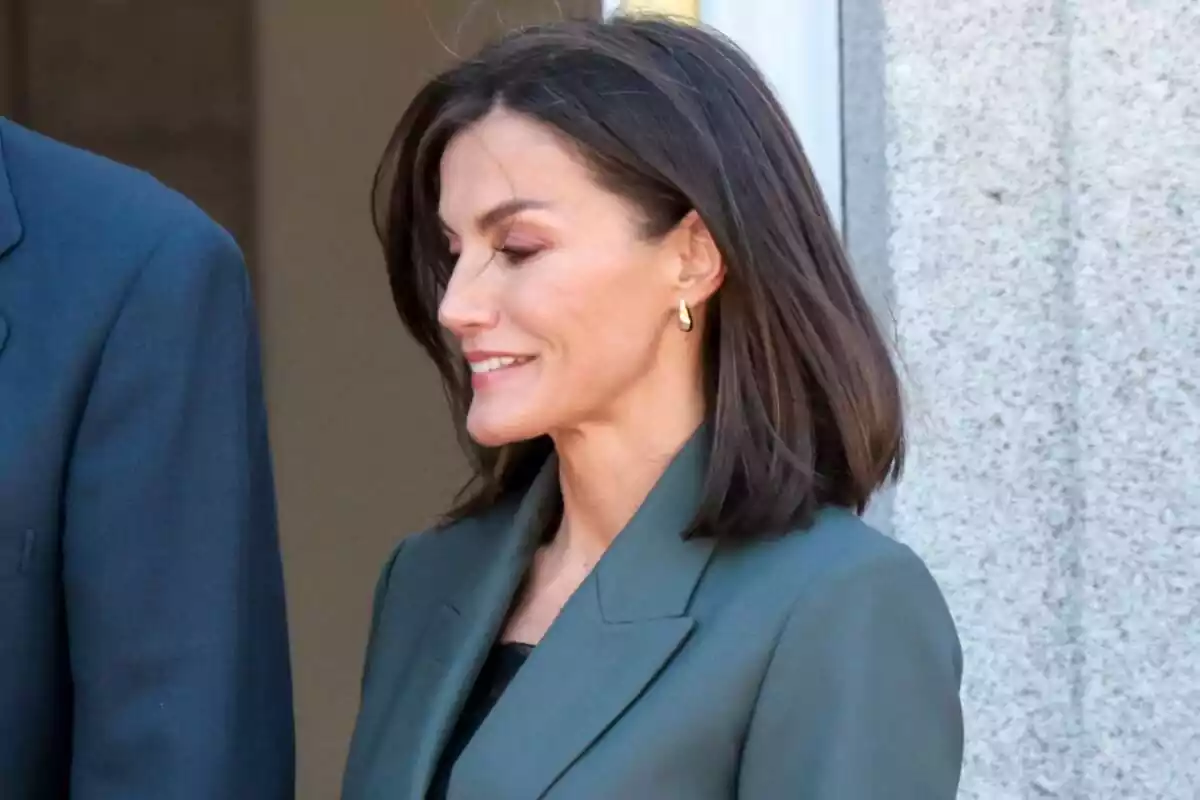 Foto de la reina Letizia sonriendo de perfil luciendo una nueva melena midi Foto de la reina Letizia sonriendo de perfil luciendo una nueva melena midi