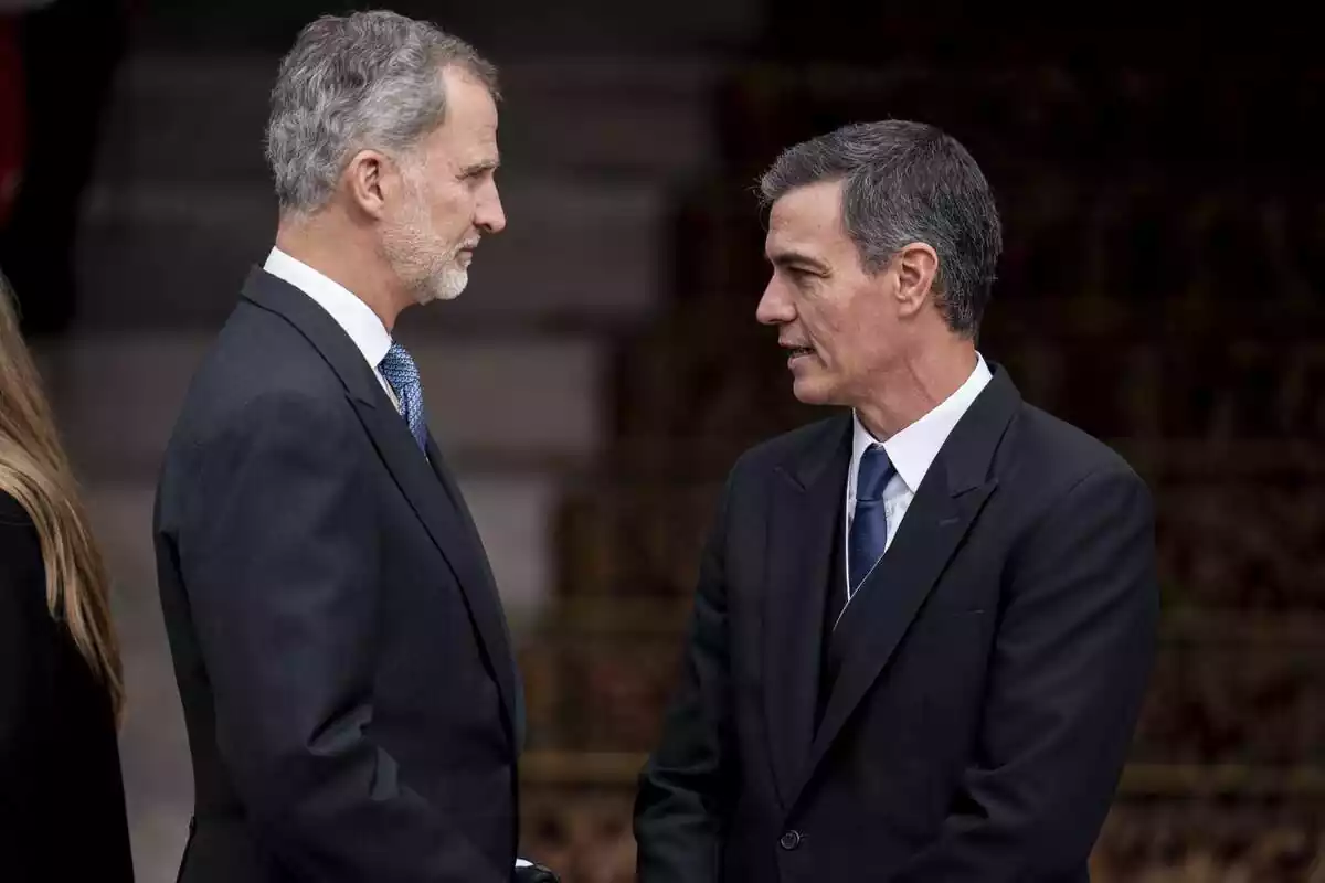 Photo of King Felipe VI speaking with Pedro Sánchez during the swearing-in ceremony of the Constitution of Princess Leonor Photo of King Felipe VI speaking with Pedro Sánchez during the swearing-in ceremony of the Constitution of Princess Leonor