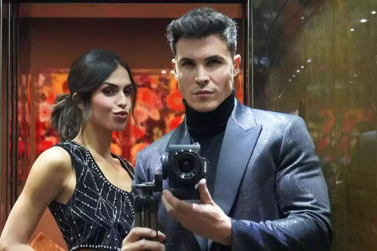 Foto de Sofía Suescun y su novio, Kiko Jiménez, haciendóse una foto juntos en un espejo