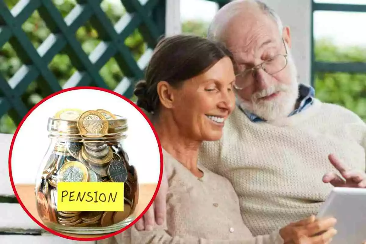 Una parella de persones grans somriu mentre mira una tauleta, amb un flascó ple de monedes etiquetat com Una parella de persones grans somriu mentre mira una tauleta, amb un flascó ple de monedes etiquetat com