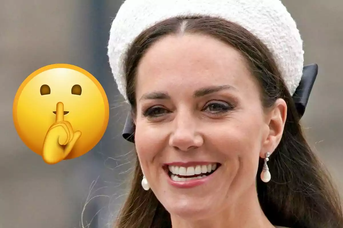 Dona somrient amb diadema blanca i emoji de silenci al costat esquerre
