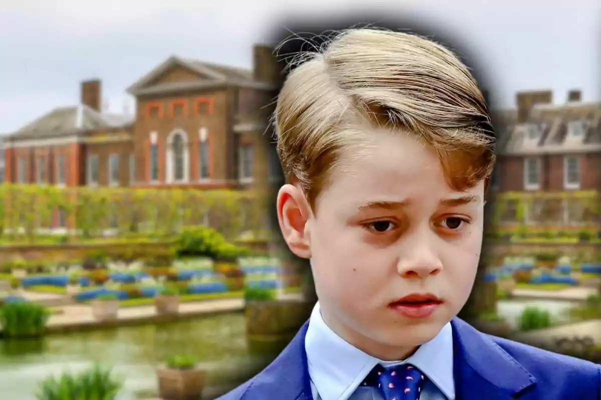 Un niño con expresión seria en primer plano con un edificio histórico y jardines de fondo.