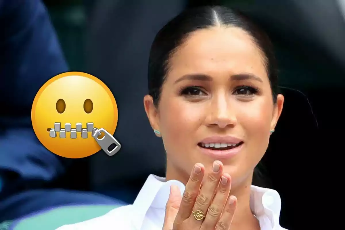 Mujer con expresión facial neutral y una mano levantada cerca de su rostro junto a un emoji de cara con cierre en la boca
