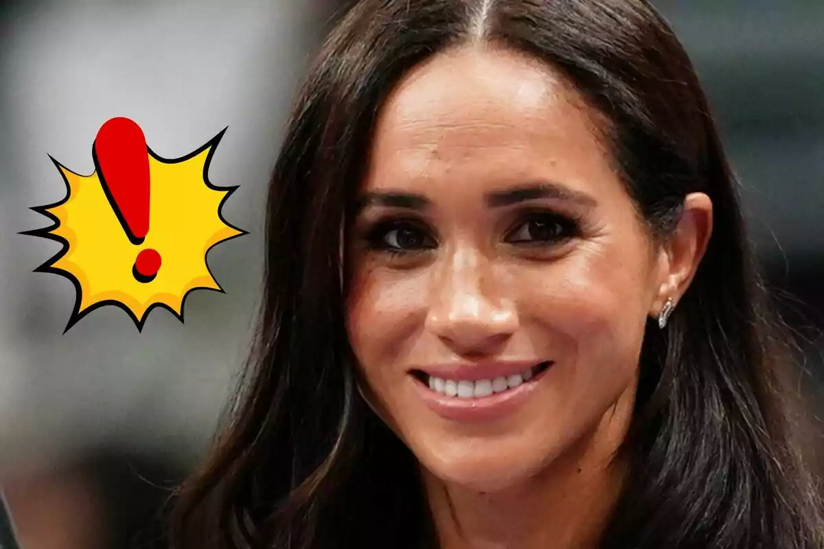 Una persona somrient amb una icona d'exclamació al fons.