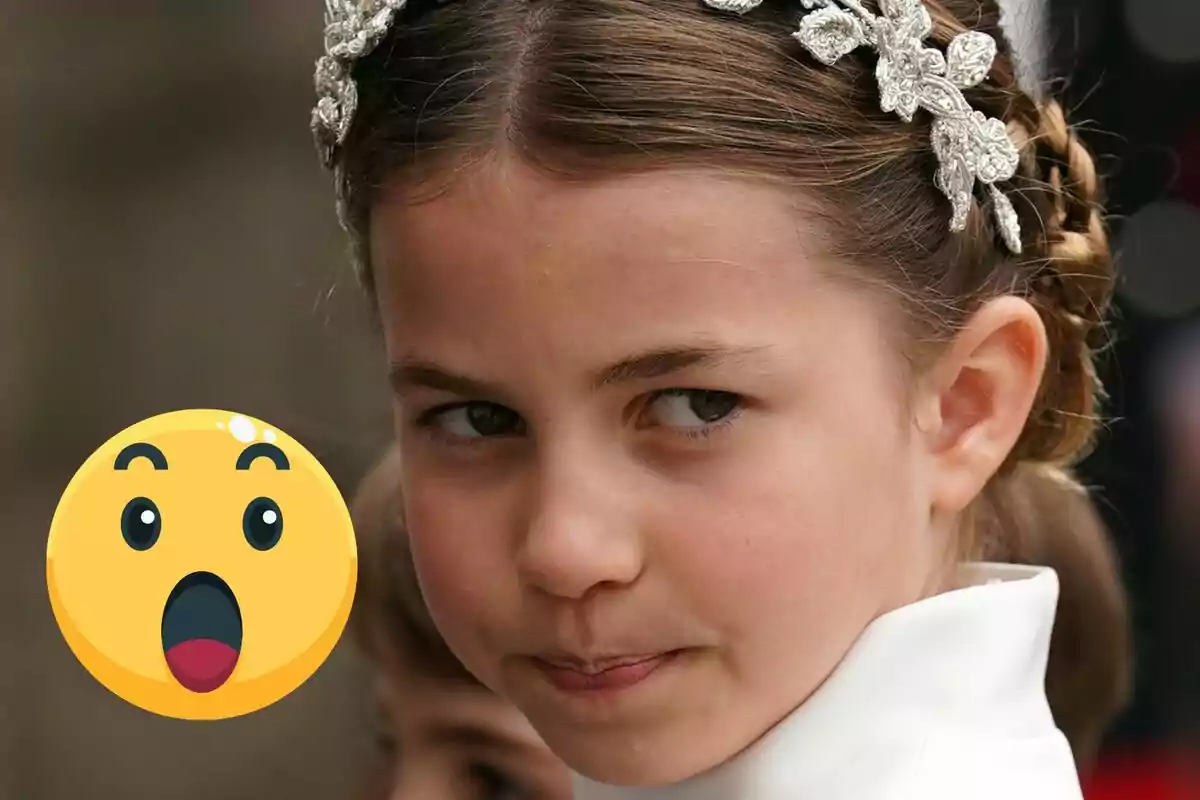 Una nena amb una diadema decorada al cabell i un emoji sorprès a la cantonada de la imatge.
