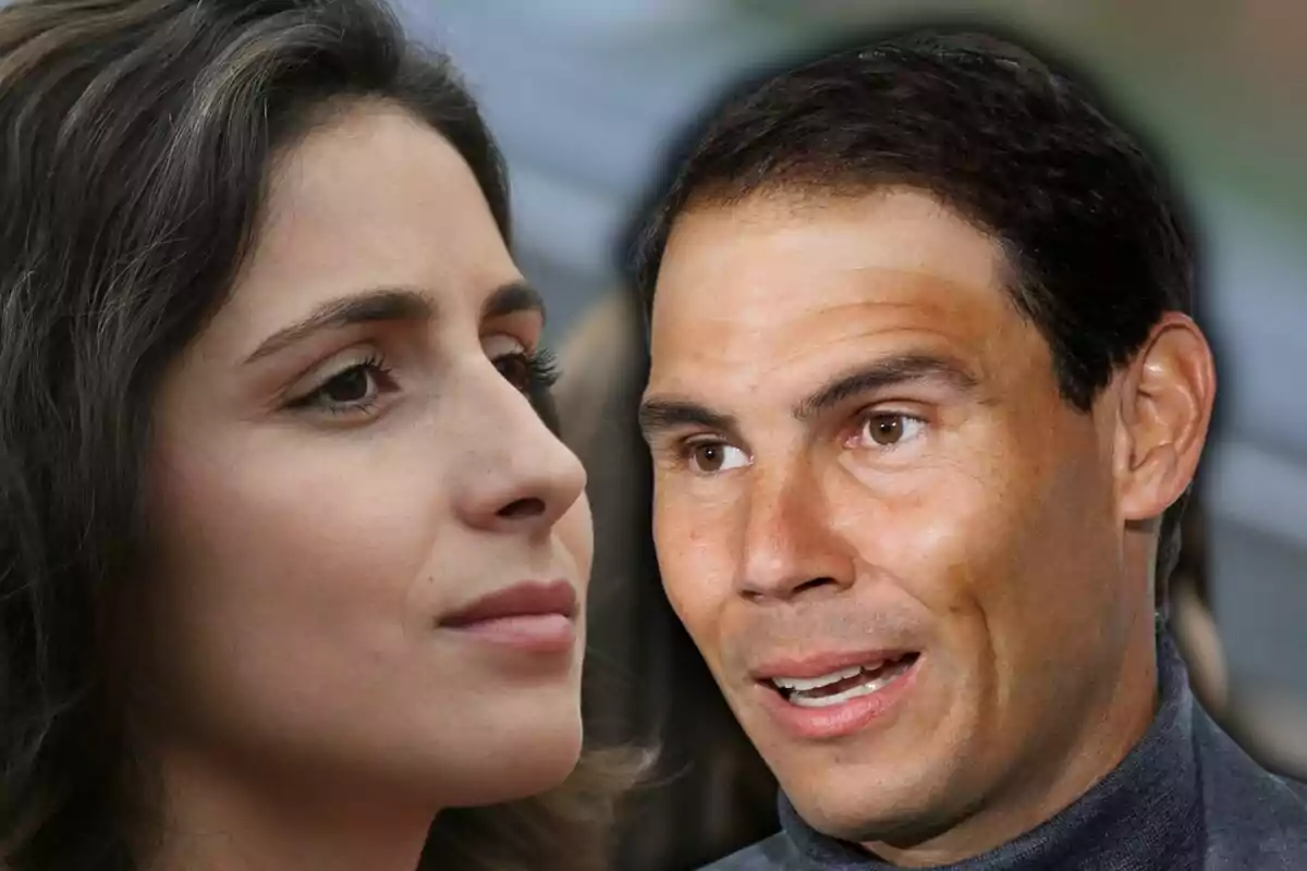 Primer plano de una mujer de cabello oscuro mirando hacia la derecha y un hombre de cabello corto y oscuro con expresión sonriente mirando hacia la izquierda, ambos sobre un fondo desenfocado.