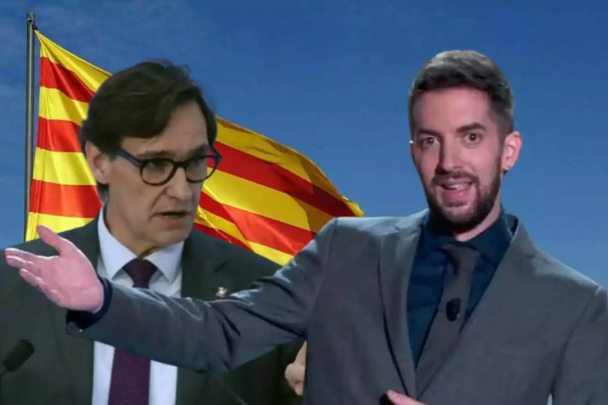 Dos homes amb vestits davant d'una bandera catalana onejant.