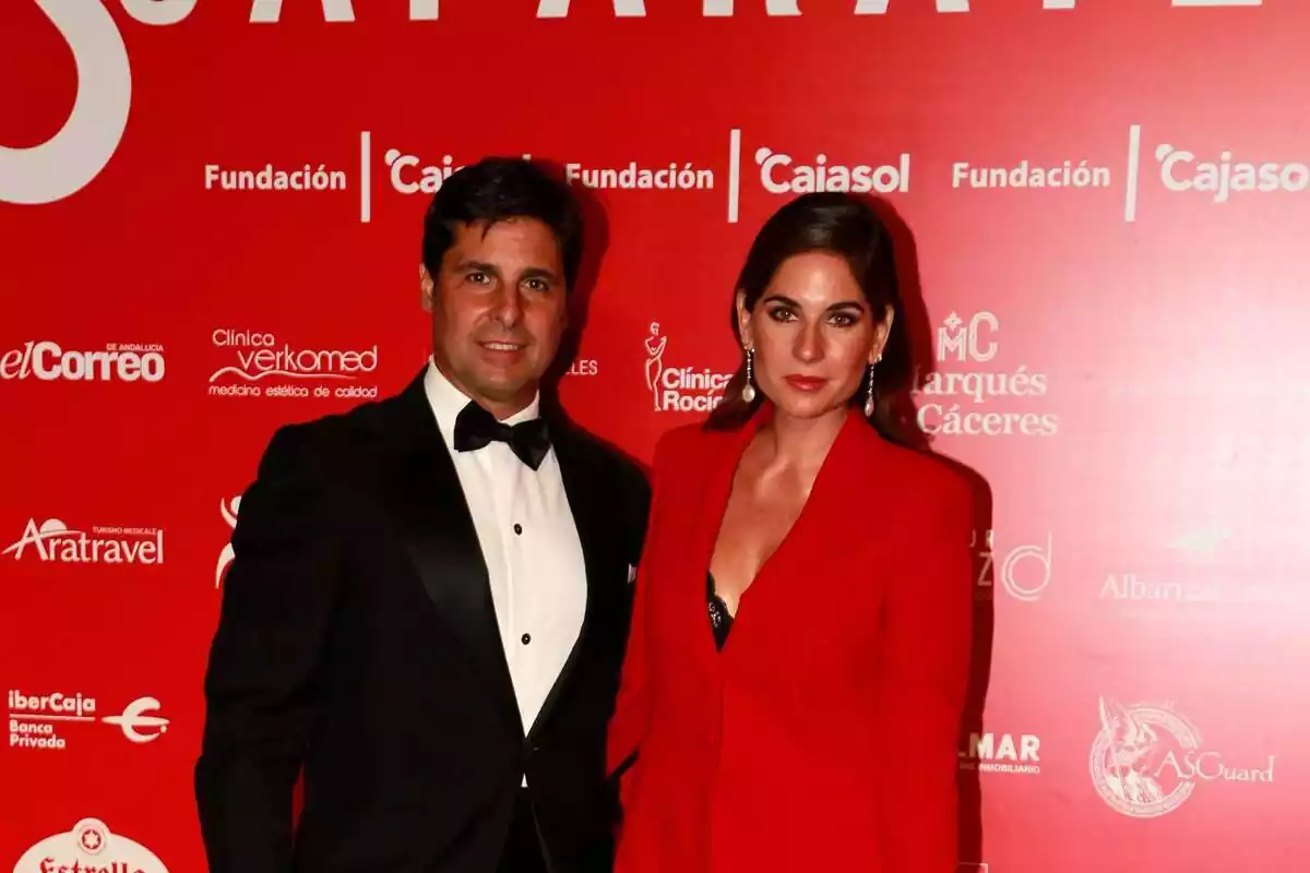 Fran Rivera en pajarita y Lourdes Montes vestida de rojo posando Fran Rivera en pajarita y Lourdes Montes vestida de rojo posando