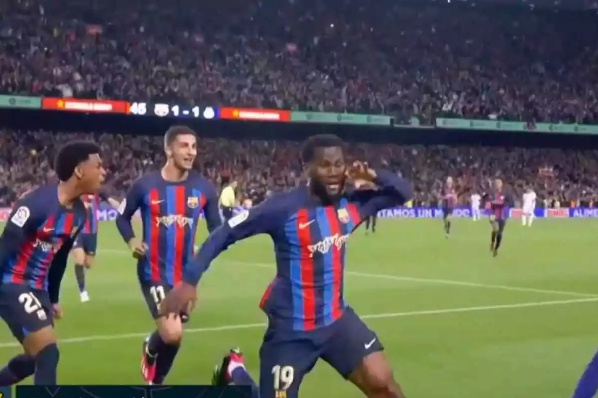 Franck Kessié celebrant un gol quan encara jugava al Barça