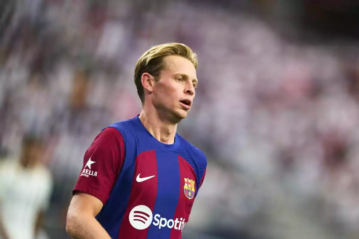 Jugador de futbol amb uniforme del FC Barcelona al camp de joc.