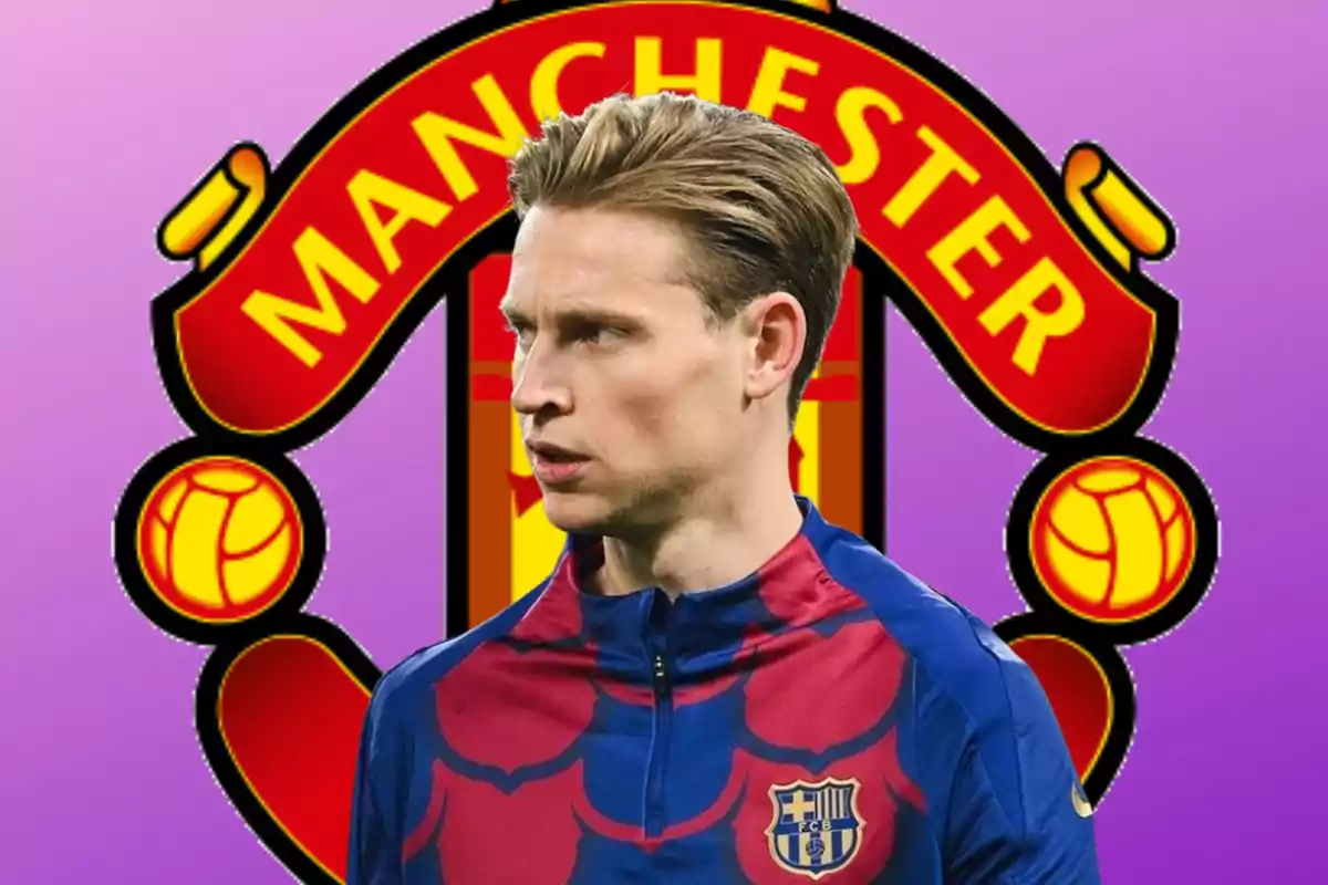 Un jugador de futbol amb l'uniforme del FC Barcelona apareix davant de l'escut del Manchester United.