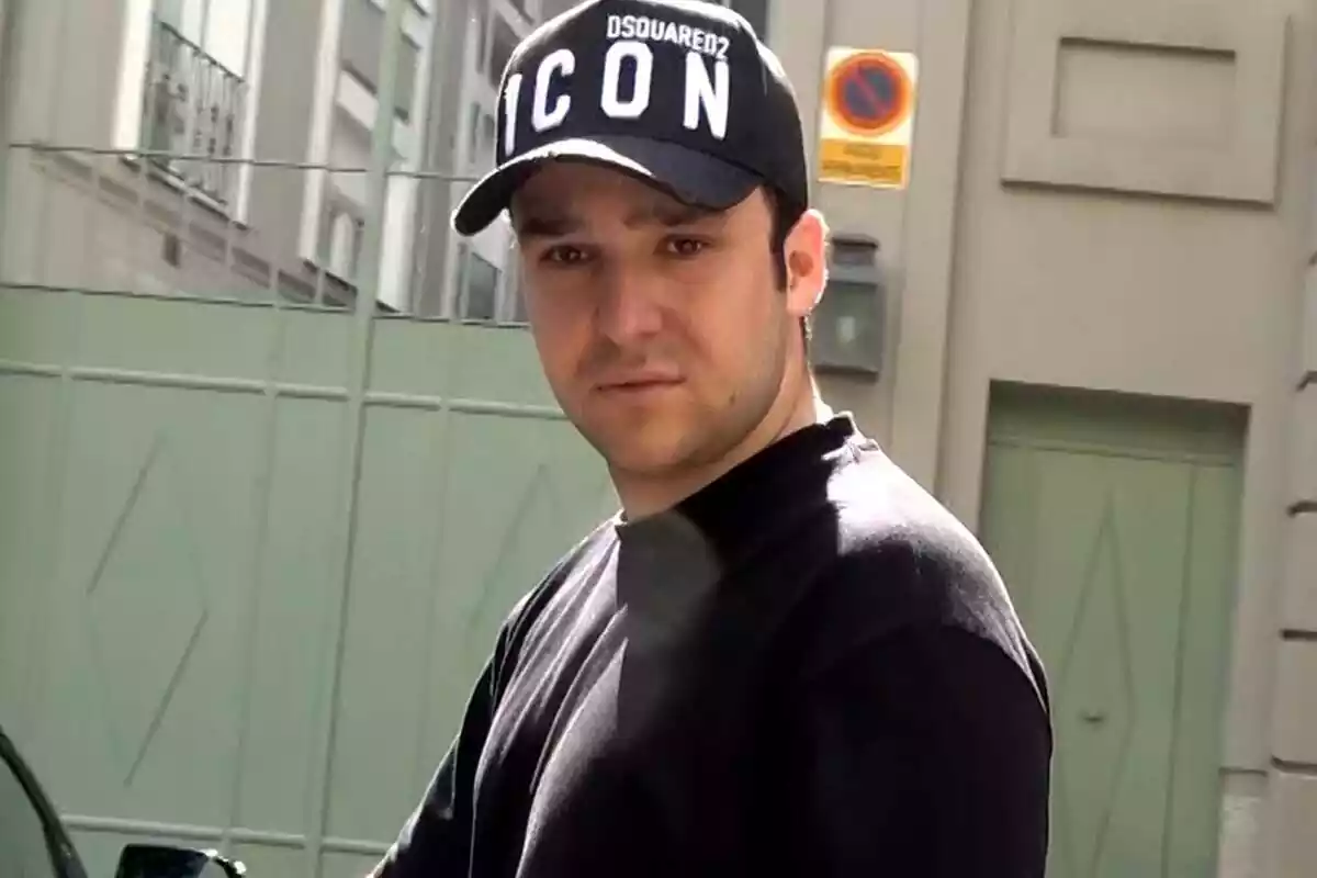 Froilà amb una gorra negra seriós al carrer Froilà amb una gorra negra seriós al carrer