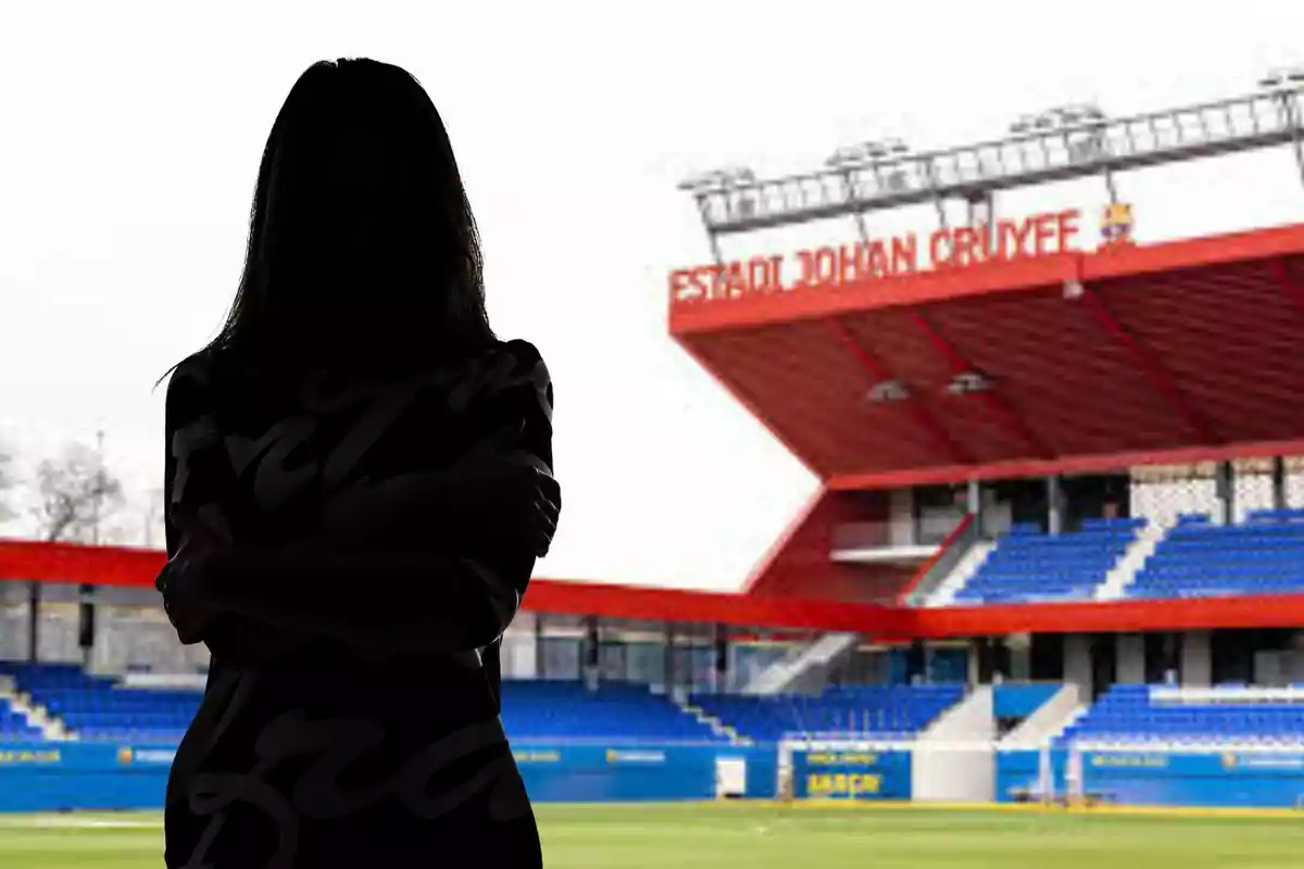 Muntatge amb l'estadi Johan Cruyff i una ombra negra de dona a la part esquerra de la imatge