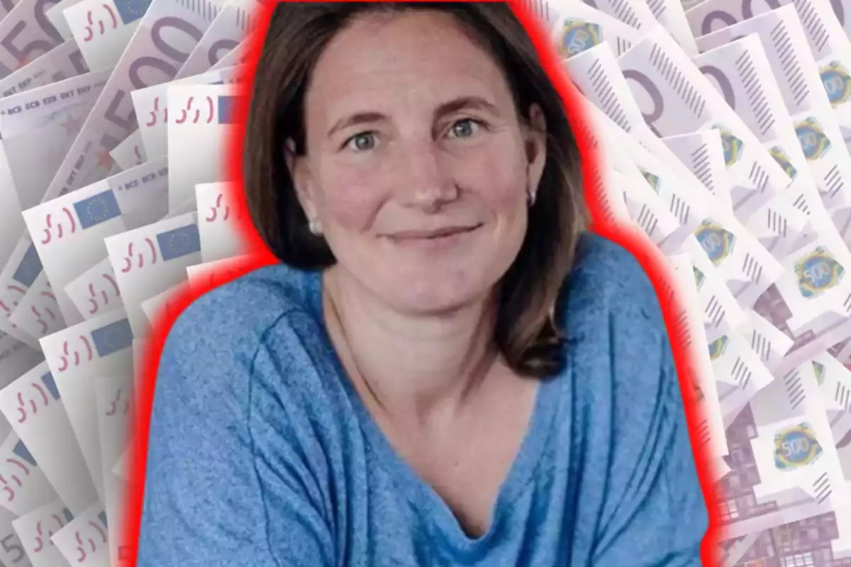 Dona de cabells castanys i ulls clars amb una samarreta blava, envoltada de bitllets d’euro i amb una resplendor vermella al voltant de la seva figura