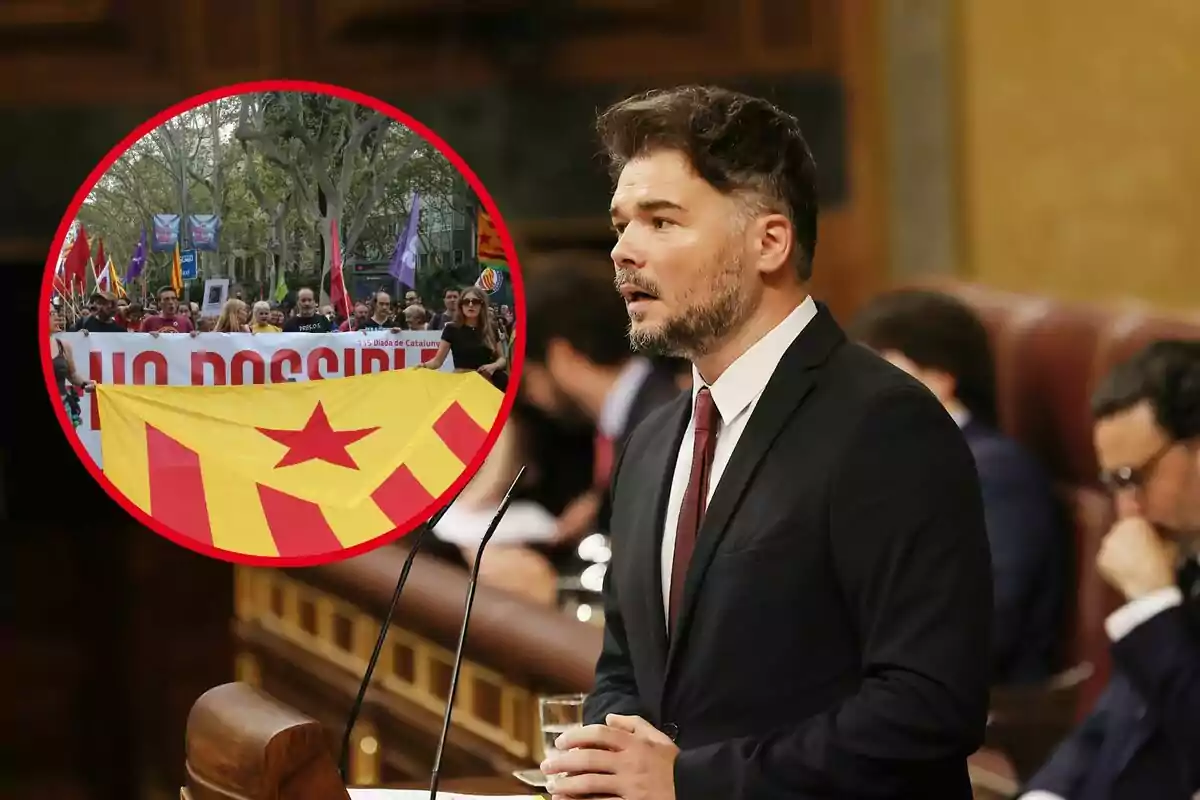 Un home de vestit i corbata parla en un podi, mentre que en un cercle superposat es mostra una manifestació amb persones sostenint una bandera groga i vermella amb una estrella vermella.