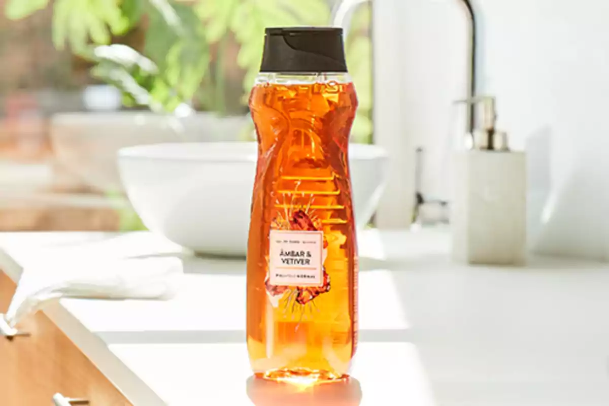 Una botella de gel de baño de color ámbar con una etiqueta que dice Una botella de gel de baño de color ámbar con una etiqueta que dice