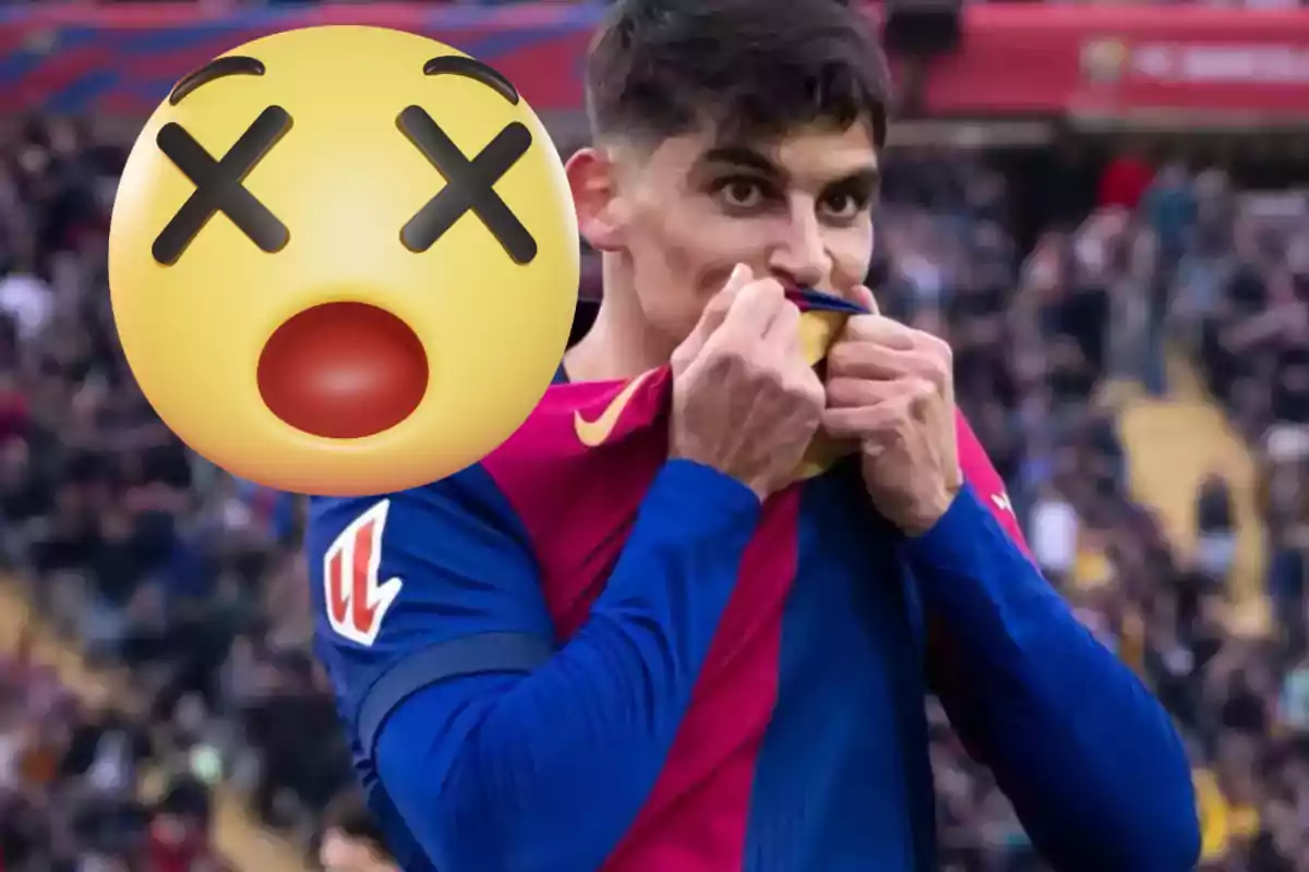 Futbolista besant l’escut de la seva samarreta mentre un emoji de cara sorpresa cobreix part de la imatge en un estadi ple d’espectadors