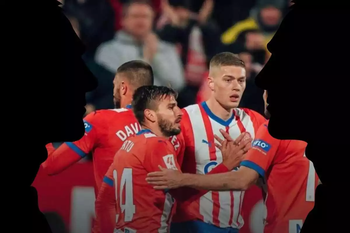 Muntatge amb una imatge de futbolistes del Girona durant un partit i als laterals ombres d'home per representar els dos futbolistes que interessen l'equip