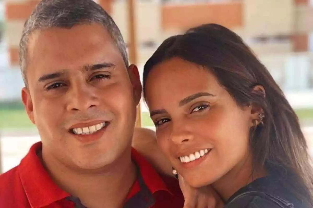 Primer plano de Gloria Camila Ortega y su hermano, José Fernando Ortega, ambos con rostros sonrientes Primer plano de Gloria Camila Ortega y su hermano, José Fernando Ortega, ambos con rostros sonrientes