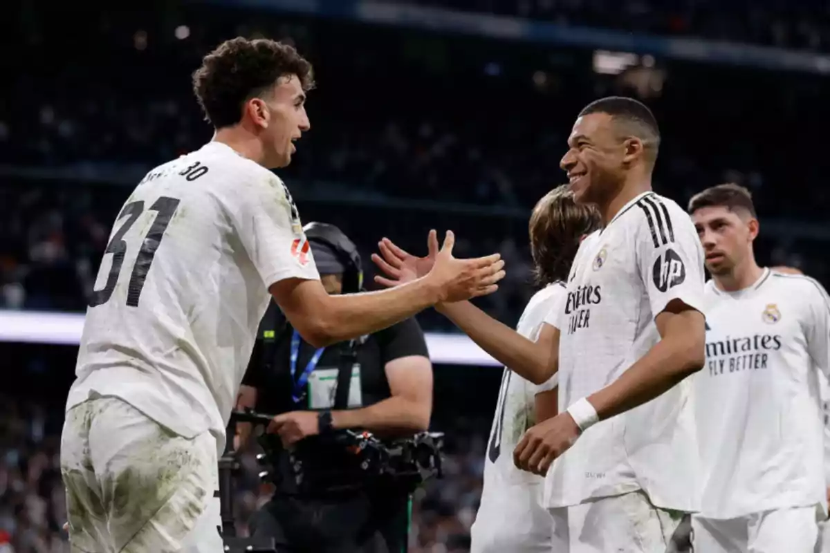 Jacobo i Mbappé celebren el gol del jugador del planter en l'última acció del Reial Madrid-Mallorca. Jacobo i Mbappé celebren el gol del jugador del planter en l'última acció del Reial Madrid-Mallorca.