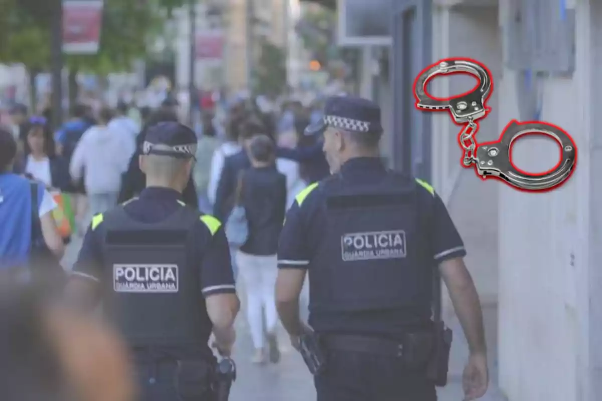 Dos policies de la guàrdia urbana patrullen un carrer concorregut mentre unes manilles floten a l'aire.