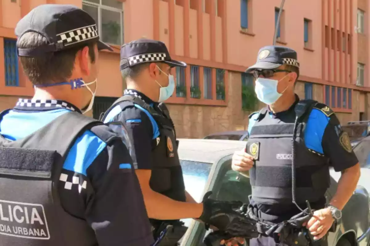 Agents de la Guàrdia Urbana de Barcelona parlant al carrer