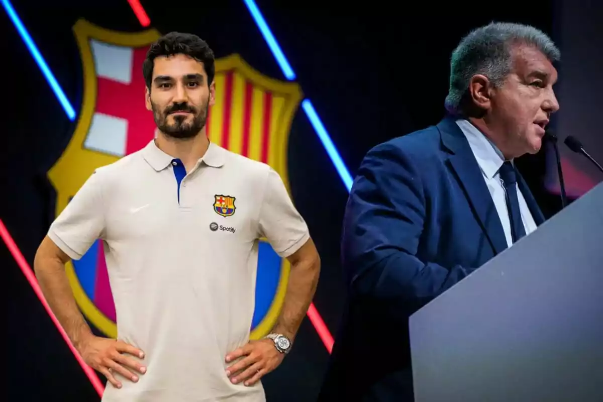 Un hombre con una camiseta del FC Barcelona posa con las manos en la cintura mientras otro hombre en traje habla en un podio, con el escudo del club en el fondo.