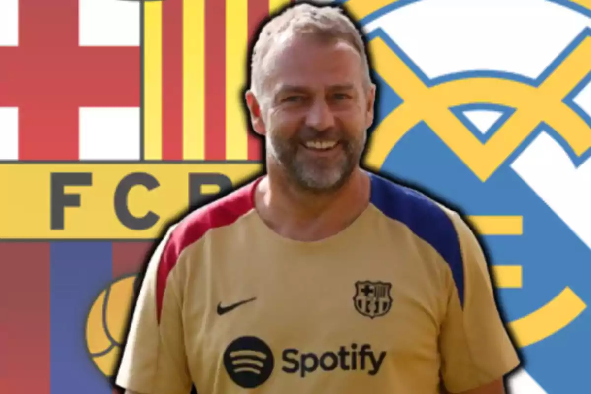 Hansi Flick i els escuts del FC Barcelona i el Reial Madrid.