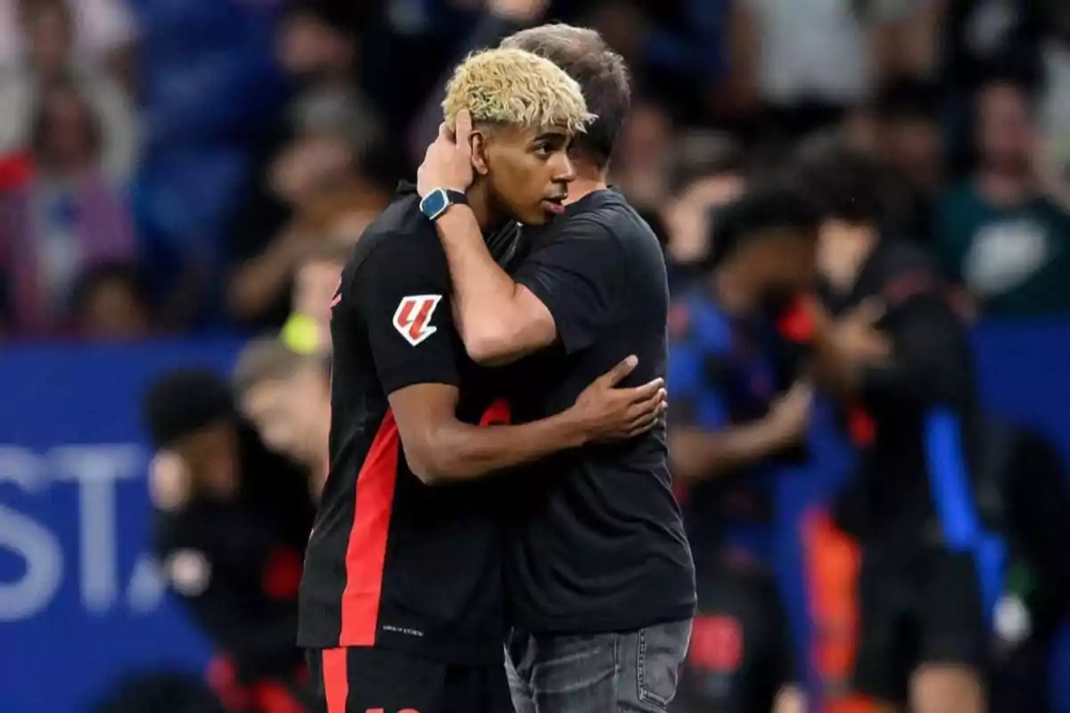 Lamine Yamal y Hansi Flick abrazándose en un partido Lamine Yamal y Hansi Flick abrazándose en un partido