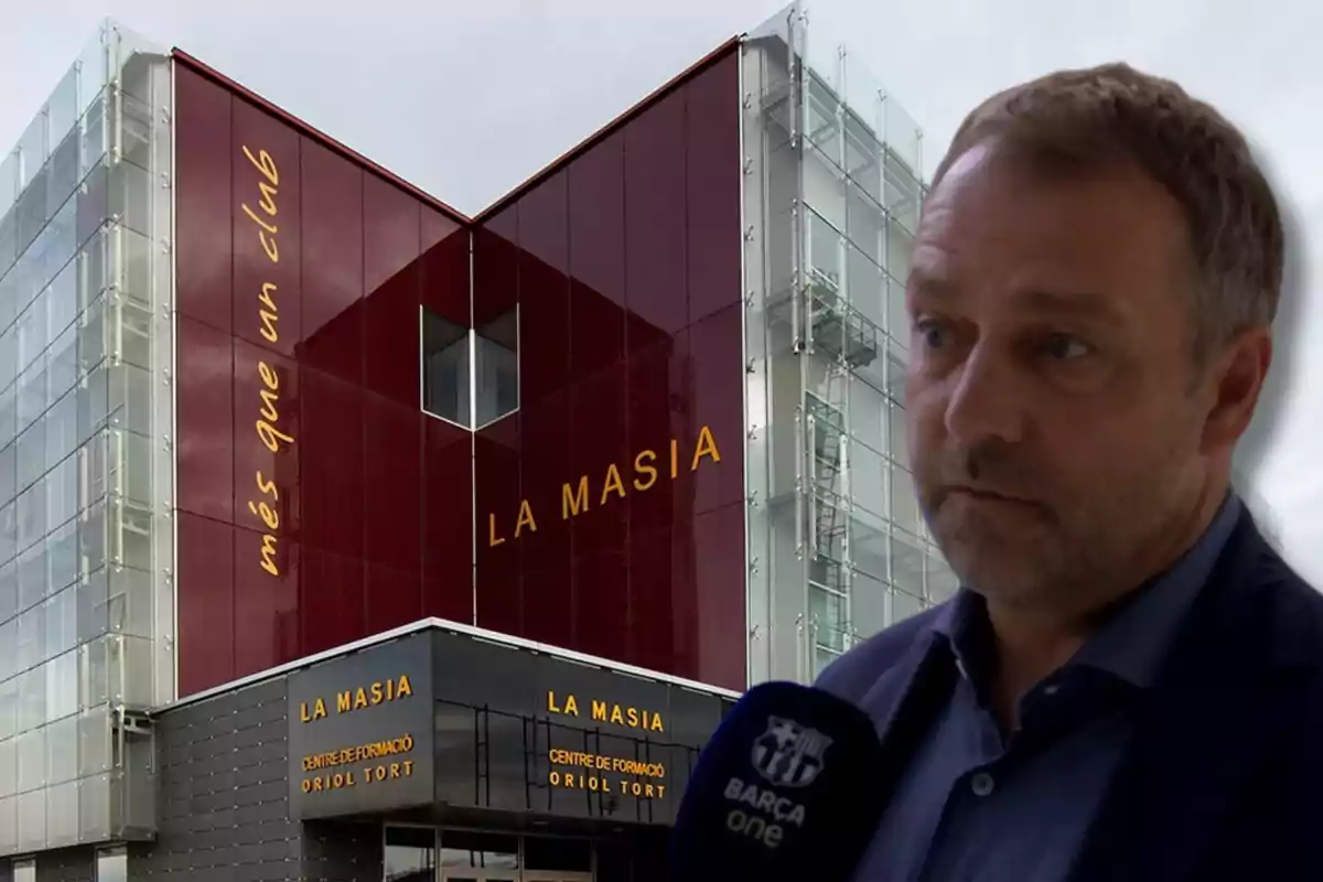 Un home parlant davant d'un edifici modern amb el rètol "La Masia" i el lema "més que un club".