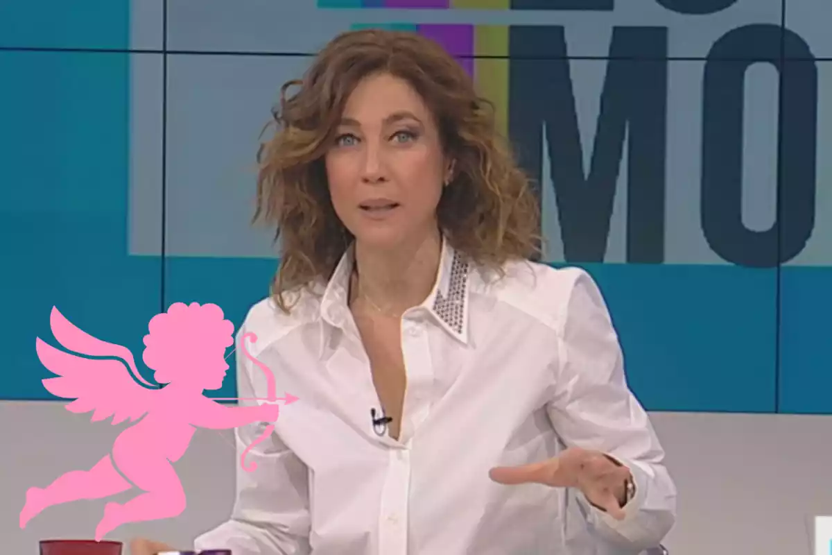 Muntatge amb una imatge d'Helena García Melero al programa Tot és mou de TV3. A l'esquerra una emoticona amb el símbol de cupid