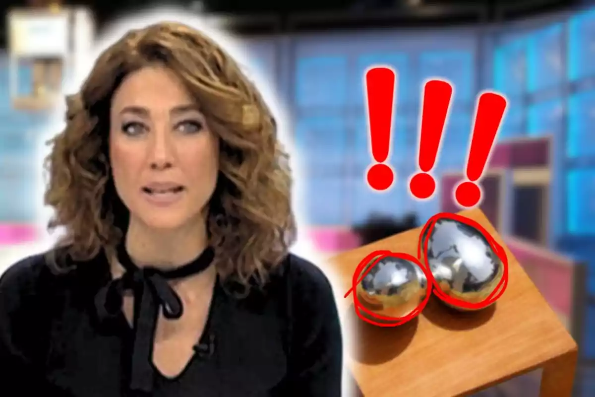 Dona de cabell arrissat amb expressió seriosa al costat de dues esferes metàl·liques sobre una taula i tres signes d’exclamació vermells