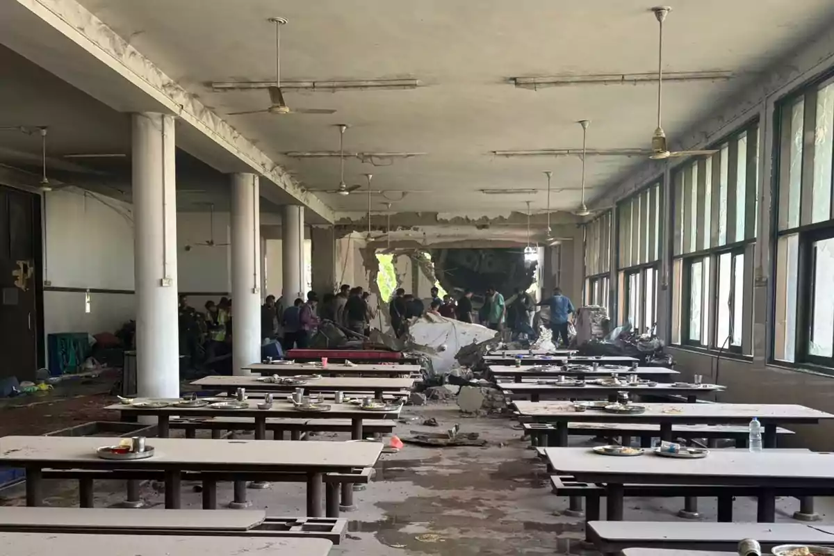 Així ha quedat l’hostal de la facultat de medicina on s’hauria estavellat l’avió d’Air Asia. Així ha quedat l’hostal de la facultat de medicina on s’hauria estavellat l’avió d’Air Asia.