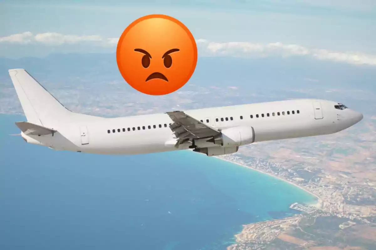 Avió volant sobre la costa amb un emoji de cara enfadada a sobre Avió volant sobre la costa amb un emoji de cara enfadada a sobre