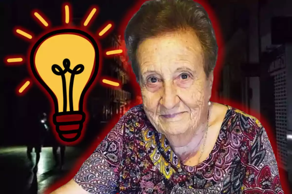 Una dona gran somriu davant d'un fons fosc amb una bombeta groga brillant al seu costat.
