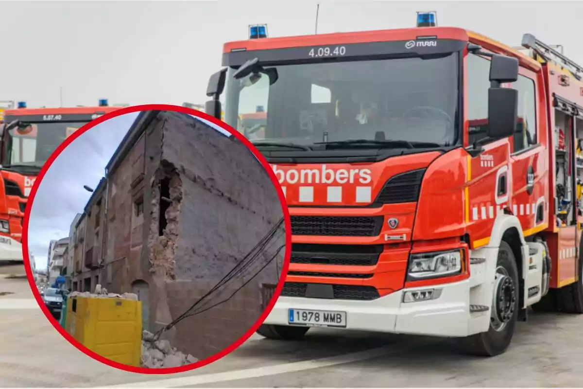 Un camión de bomberos rojo estacionado con un círculo que muestra un edificio con una pared dañada.