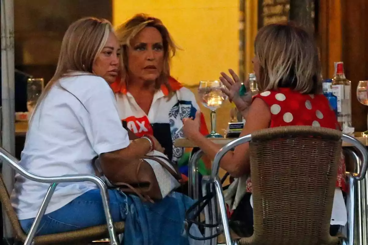 Imagen de Belén Esteban, Lydia Lozano y María Patiño juntas hablando sentadas en la terraza de un bar tras sus vacaciones de verano, en Madrid en 2023 Imagen de Belén Esteban, Lydia Lozano y María Patiño juntas hablando sentadas en la terraza de un bar tras sus vacaciones de verano, en Madrid en 2023