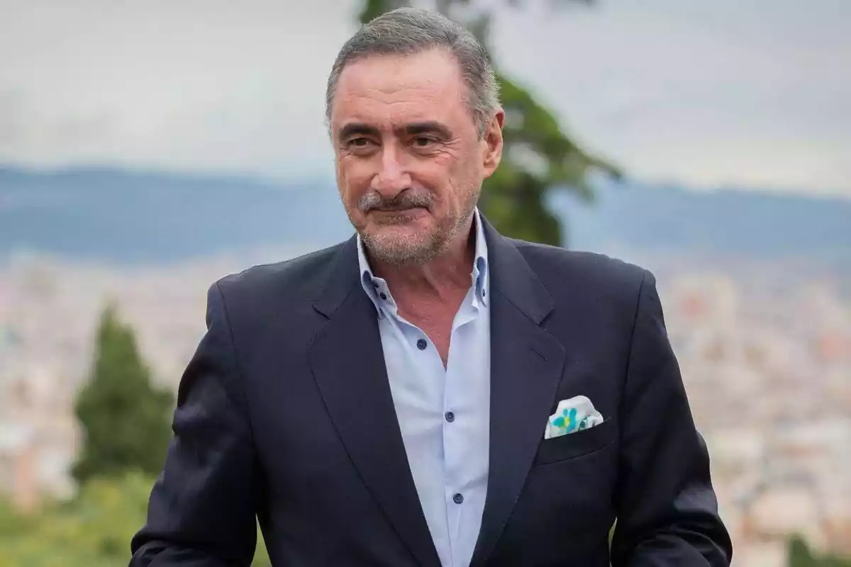 Imatge de Carlos Herrera amb rostre neutre compareixent davant d'un esdeveniment el 2023 Imatge de Carlos Herrera amb rostre neutre compareixent davant d'un esdeveniment el 2023