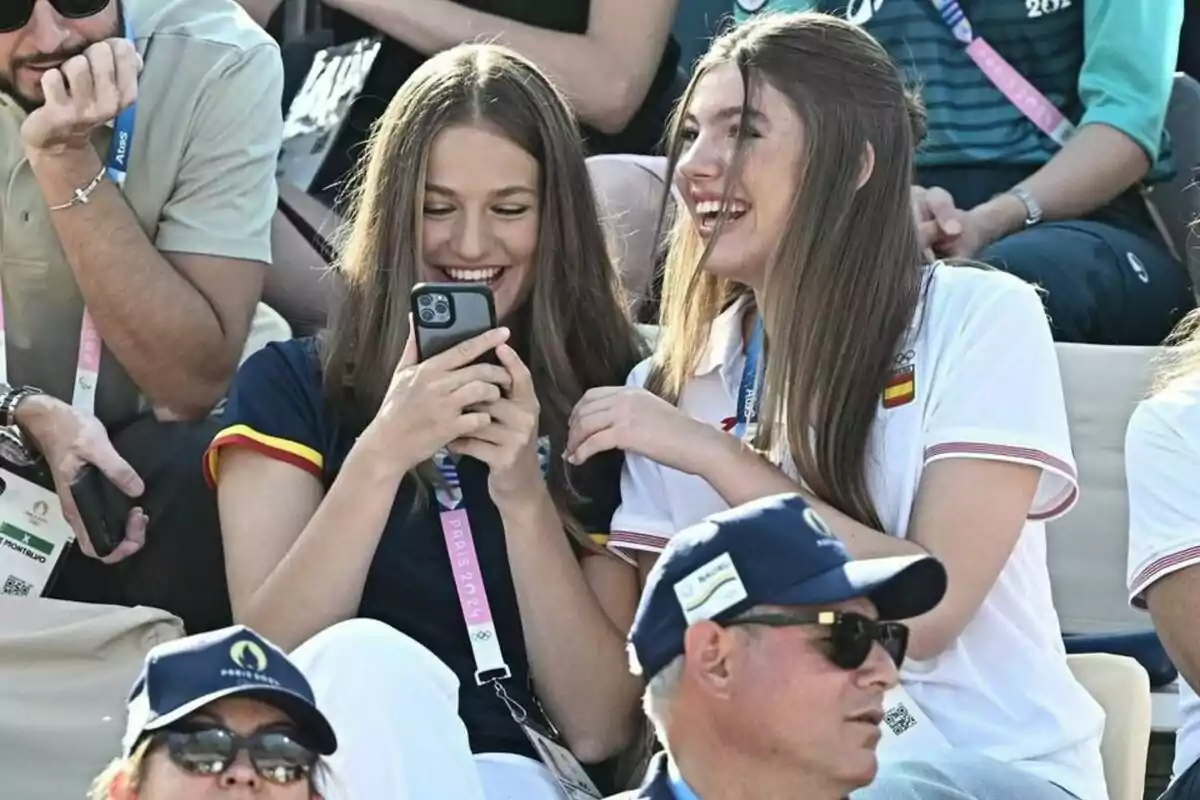 Image of Princess Leonor with Infanta Sofía looking at a phone together at the Paris 2024 Olympics Image of Princess Leonor with Infanta Sofía looking at a phone together at the Paris 2024 Olympics