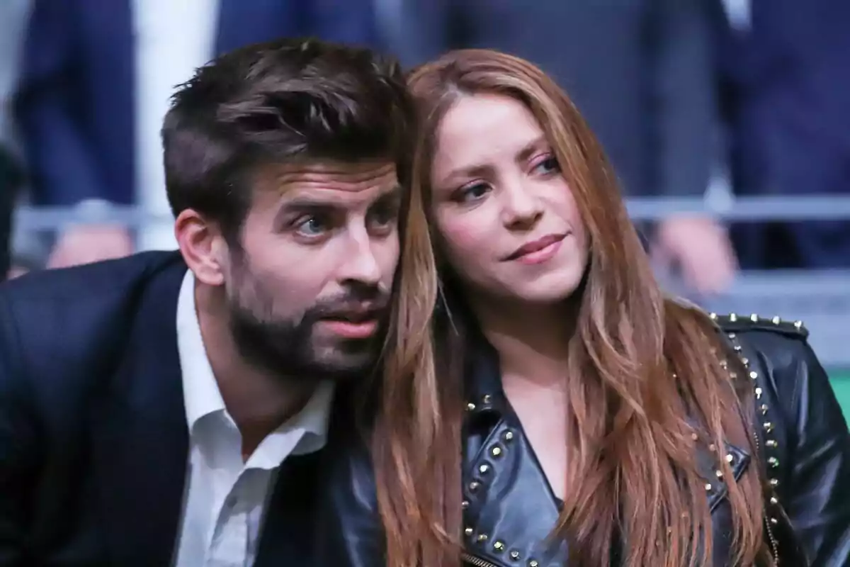 Gerard Piqué i Shakira asseguts junts, ella amb jaqueta de cuir i ell amb vestit fosc, en un esdeveniment. Gerard Piqué i Shakira asseguts junts, ella amb jaqueta de cuir i ell amb vestit fosc, en un esdeveniment.