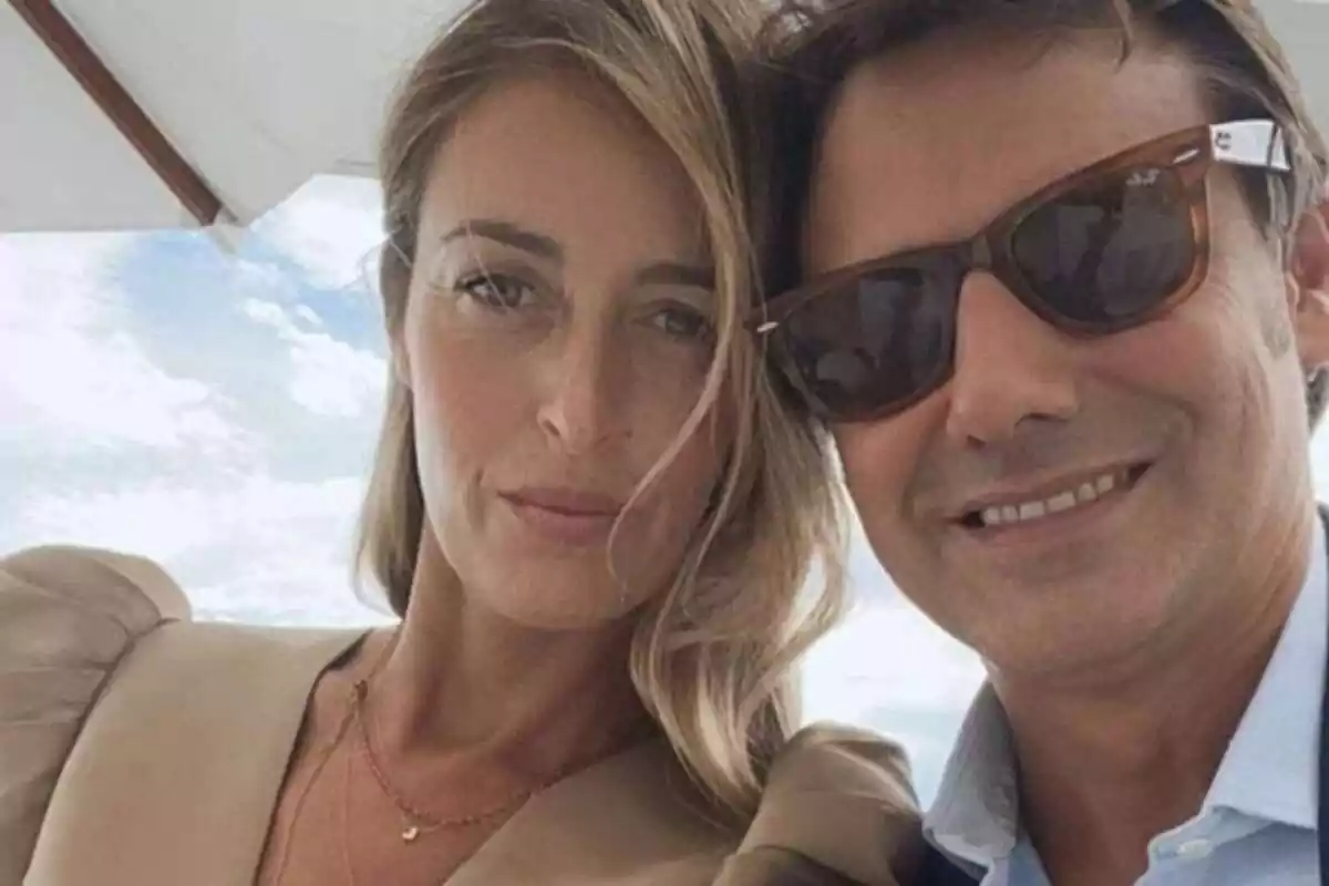 Ion Aramendi sonriendo junto a su mujer, María Amores Ion Aramendi sonriendo junto a su mujer, María Amores