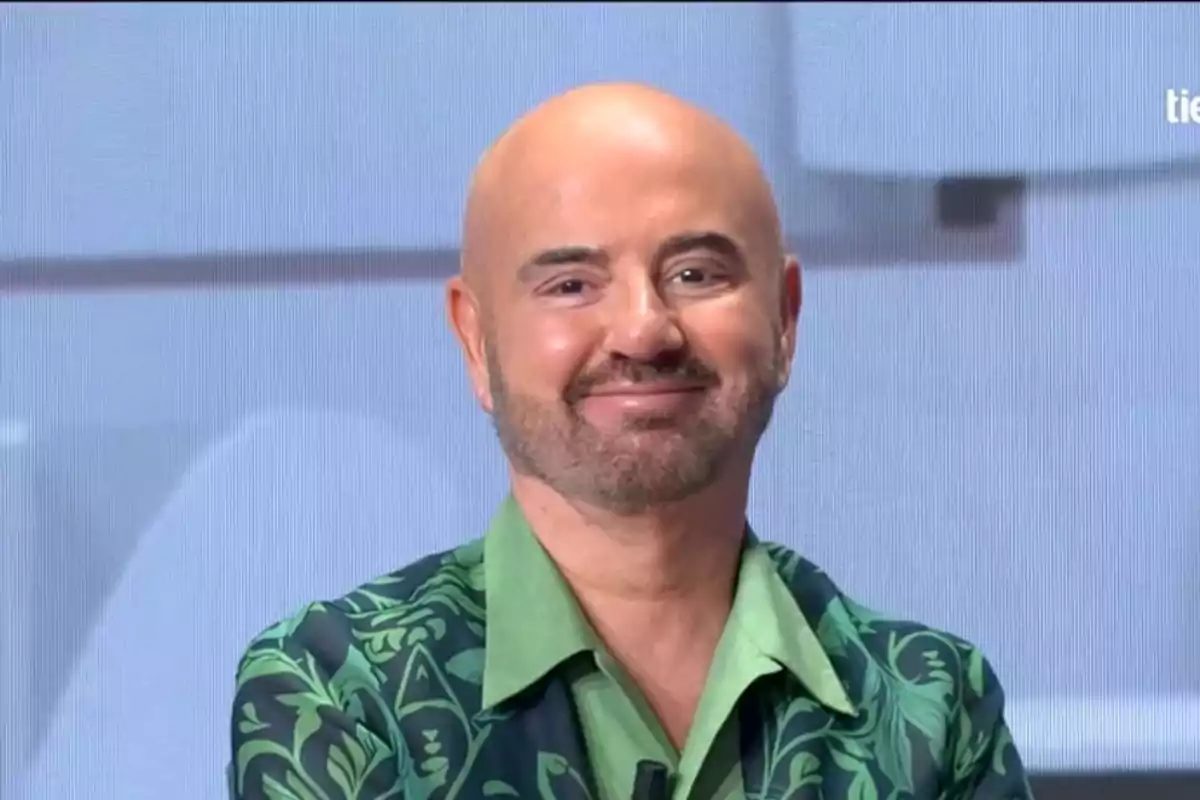 Luis Pliego calvo con barba sonríe mientras lleva una camisa verde con estampado. Luis Pliego calvo con barba sonríe mientras lleva una camisa verde con estampado.
