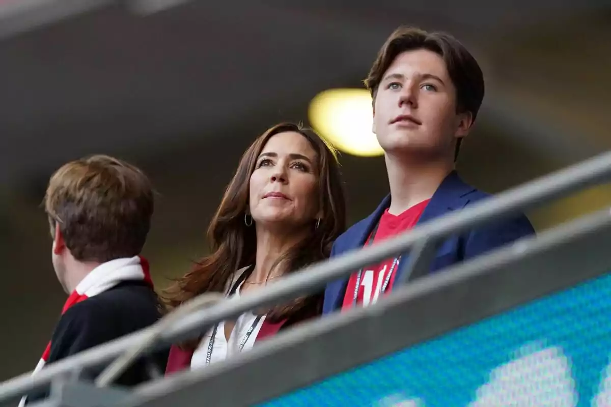 Personas observando un evento deportivo desde las gradas. Personas observando un evento deportivo desde las gradas.