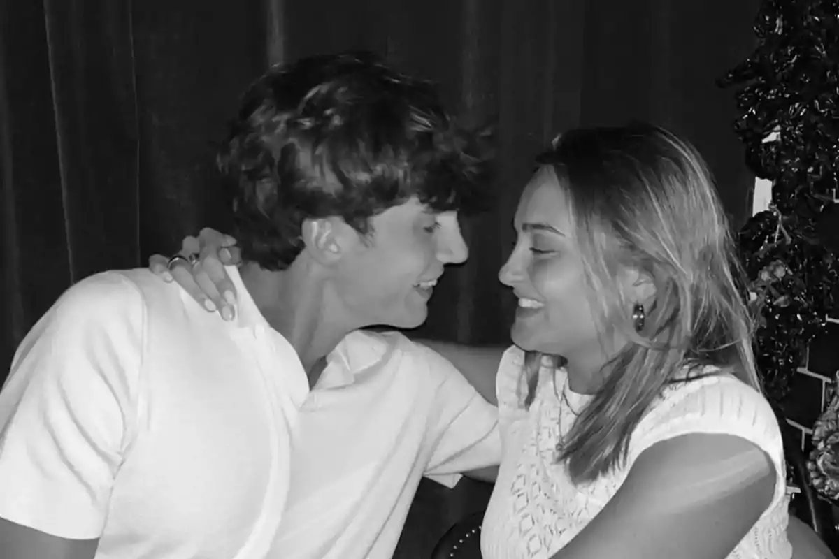 Una parella jove somrient i mirant-se als ulls en una foto en blanc i negre. Una parella jove somrient i mirant-se als ulls en una foto en blanc i negre.