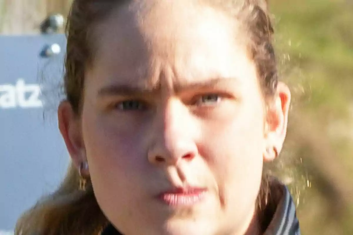 Close-up of Irene Urdanagarin with a serious expression looking straight ahead in an outdoor setting. Close-up of Irene Urdanagarin with a serious expression looking straight ahead in an outdoor setting.