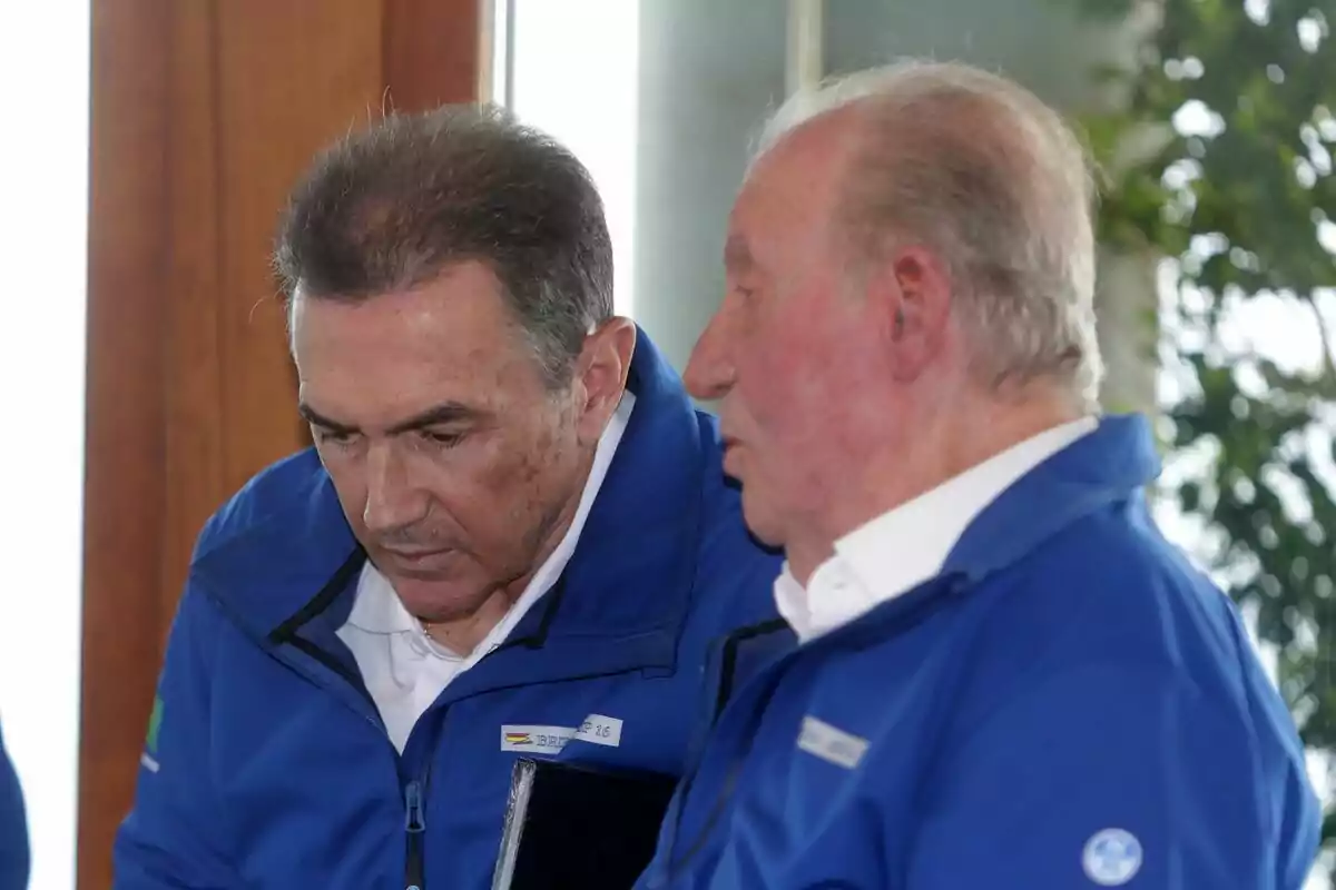 El Rey Juan Carlos I y Pedro Campos durante la entrega de premios del Trofeo Sanxenxo de vela, a 14 de julio de 2024, en Sanxenxo. El Rey Juan Carlos I y Pedro Campos durante la entrega de premios del Trofeo Sanxenxo de vela, a 14 de julio de 2024, en Sanxenxo.