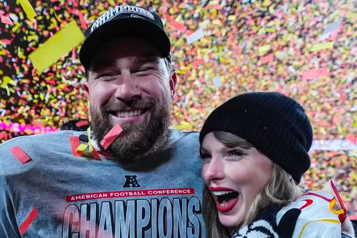Taylor Swift i Travis Kelce somrients envoltades de confeti de colors en un ambient festiu. Taylor Swift i Travis Kelce somrients envoltades de confeti de colors en un ambient festiu.